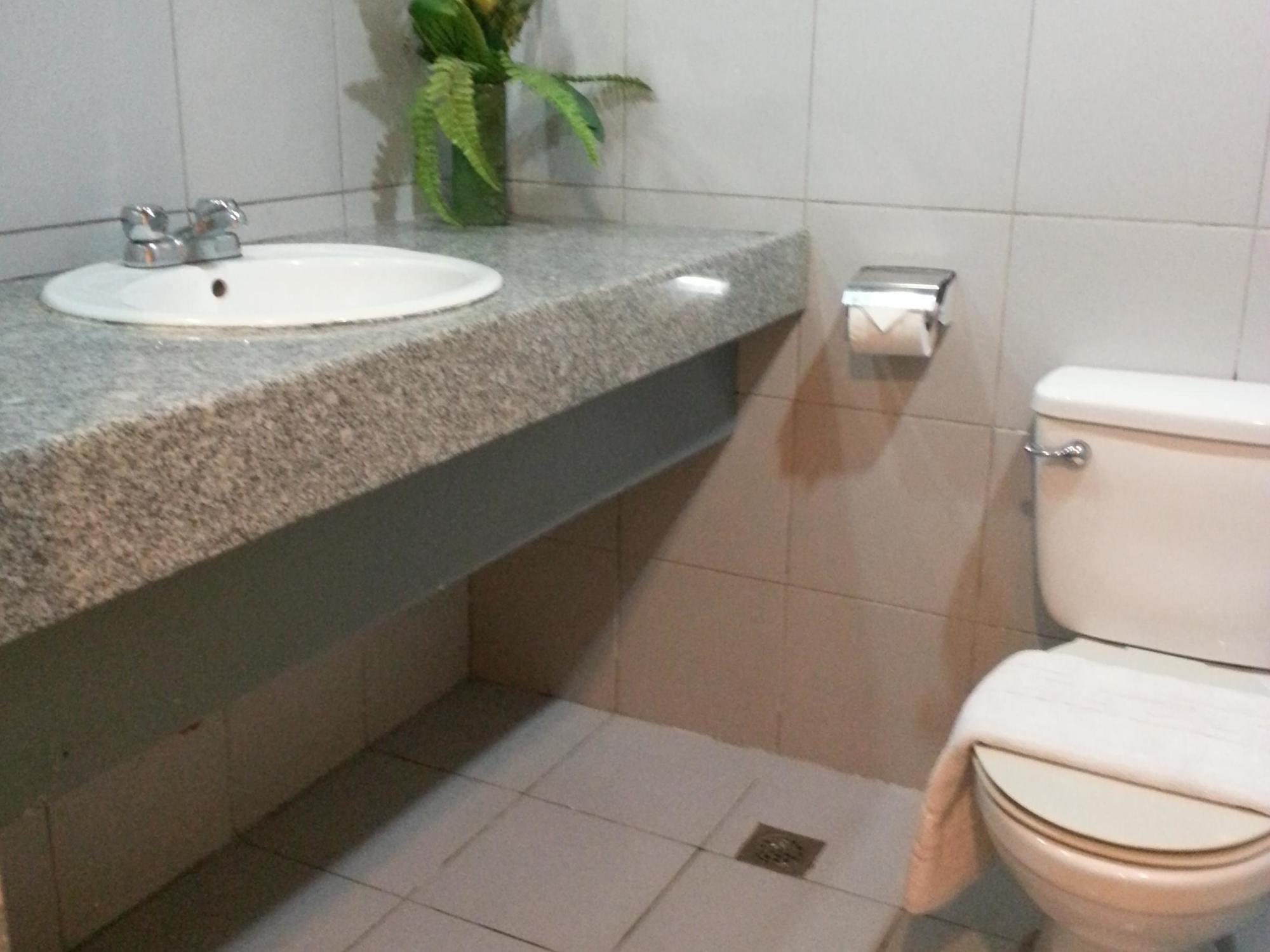 V Hotel Manila Kültér fotó