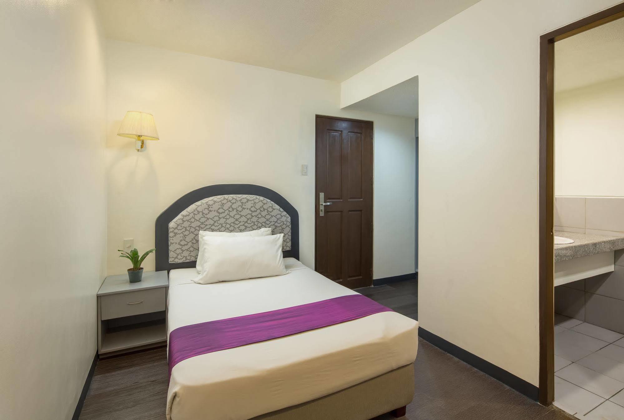 V Hotel Manila Kültér fotó