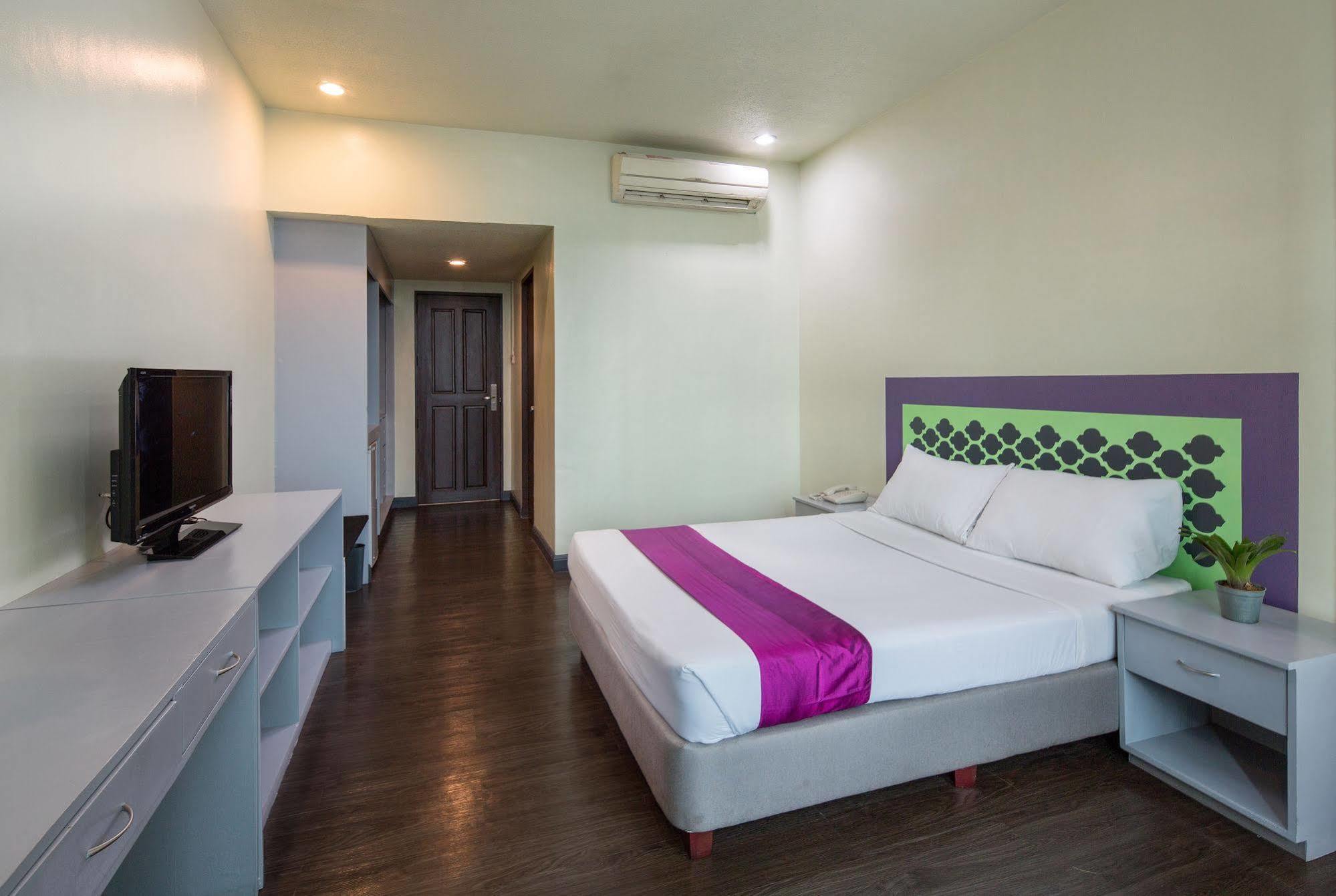V Hotel Manila Kültér fotó