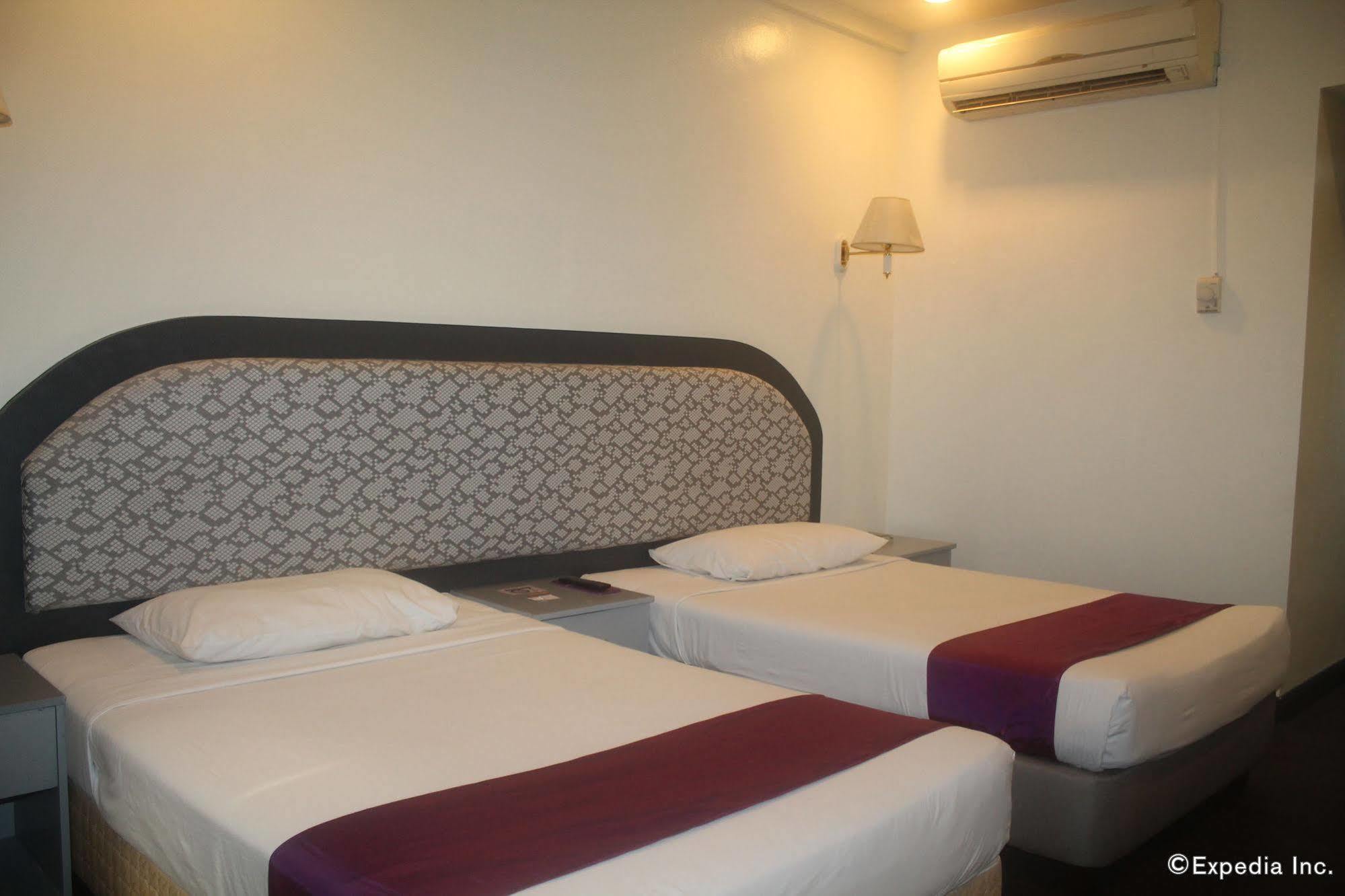 V Hotel Manila Kültér fotó